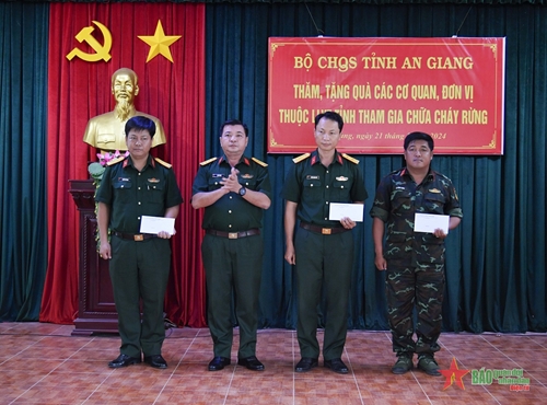 An Giang: Tặng quà động viên lực lượng tham gia chữa cháy rừng tại huyện Tri Tôn

